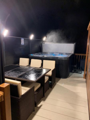 Moonlight Ridge - luxury lodge with hot tub